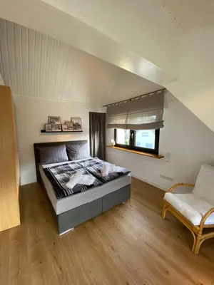 Ein Bett oder Betten in einem Zimmer der Unterkunft Zentrales modernes Apartment, Nähe Zoo und Stadion