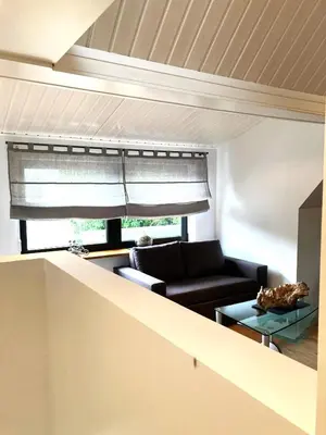 Ein Sitzbereich in der Unterkunft Zentrales modernes Apartment, Nähe Zoo und Stadion
