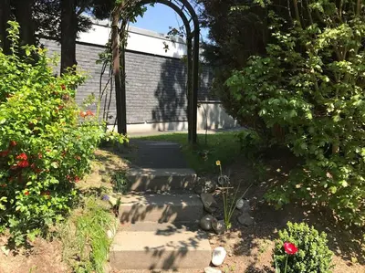 Ein Garten an der Unterkunft Schöne und große Ferien und Monteur Wohnung
