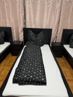 Ein Bett oder Betten in einem Zimmer der Unterkunft Laras voll ausgestattete Gartenwohnung mit WLAN und TV