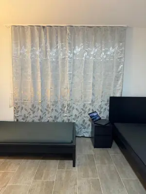 Ein Sitzbereich in der Unterkunft Laras voll ausgestattete Gartenwohnung mit WLAN und TV