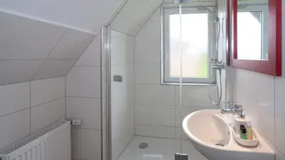 Ein Badezimmer in der Unterkunft ERSTAY - moderne Zimmer