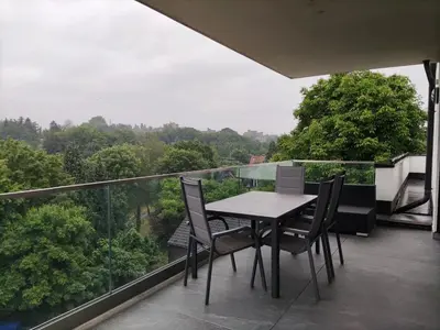Ein Balkon oder eine Terrasse in der Unterkunft Luxuriöse, große Wohnung mit Parkblick