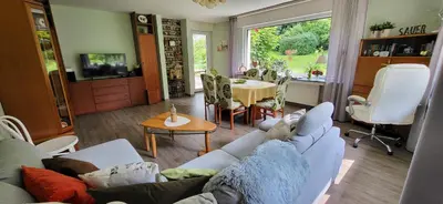 Ein Sitzbereich in der Unterkunft Ferienwohnung Hönnetal