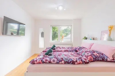 Ein Bett oder Betten in einem Zimmer der Unterkunft FeWo Horst - Moderne 2 Zimmerwohnung im Herzen von GE-Horst nähe Amphitheather und Arena AufSchalke