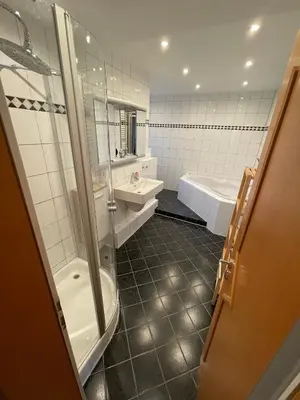 Ein Badezimmer in der Unterkunft Großzügige Ferienwohnung für bis zu 4 Personen mit Balkon
