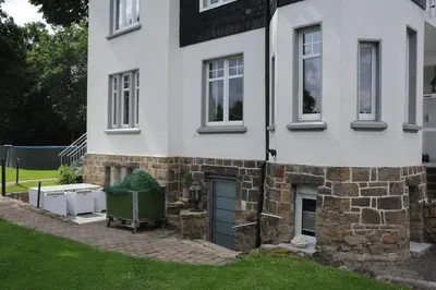 Ein Garten an der Unterkunft Wohnung in stilvoller Villa