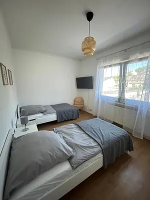 Ein Bett oder Betten in einem Zimmer der Unterkunft Gemütliche Ferienwohnung - voll ausgestattet, zentral aber ruhig !
