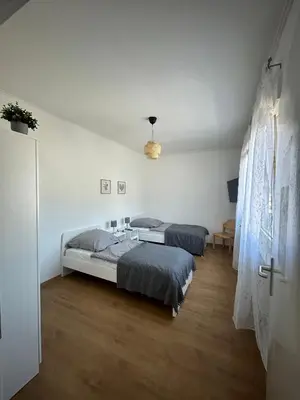 Ein Bett oder Betten in einem Zimmer der Unterkunft Gemütliche Ferienwohnung - voll ausgestattet, zentral aber ruhig !