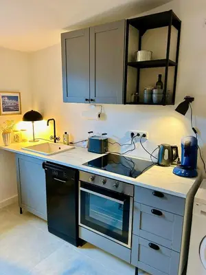 Küche/Küchenzeile in der Unterkunft FeelsLikeHome - Urbane Altbauwohnung mit Dachterasse& Parkplatz