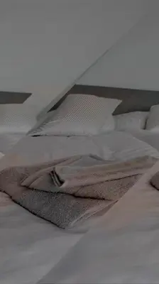 Ein Bett oder Betten in einem Zimmer der Unterkunft Moderne Wohnung in Stadionnähe mit Parkplatz