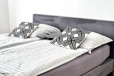Ein Bett oder Betten in einem Zimmer der Unterkunft Moderne Wohnung in Stadionnähe mit Parkplatz
