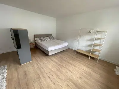 Ein Bett oder Betten in einem Zimmer der Unterkunft Moderne Wohnung in Stadionnähe mit Parkplatz