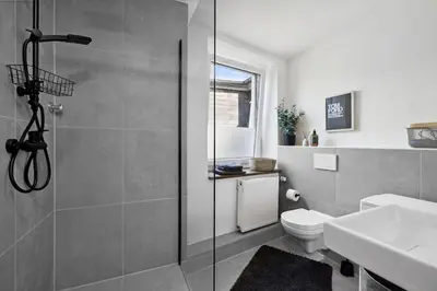 Ein Badezimmer in der Unterkunft Stylisches Apartment, Parkplatz, Nähe DUS & Dortmund & Köln & Essen