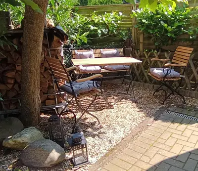 Ein Garten an der Unterkunft Ferienwohnung am Rathenauplatz