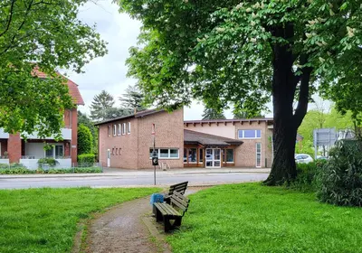 Ein Garten an der Unterkunft Ferienwohnung am Rathenauplatz