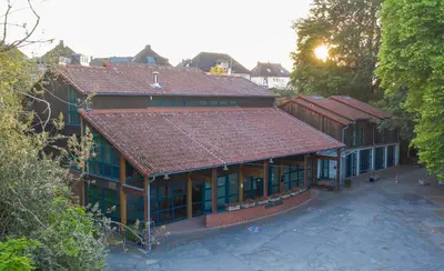 Das Gebäude in dem sich das Hotel befindet