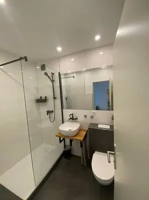 Ein Badezimmer in der Unterkunft GrüneOase Balkon smartTV WiFi WaMa