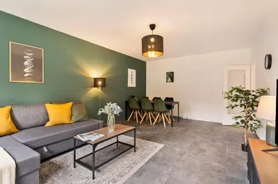Ein Sitzbereich in der Unterkunft Arena trifft Suite by Cordis Sky in direkter Umgebung zur Arena