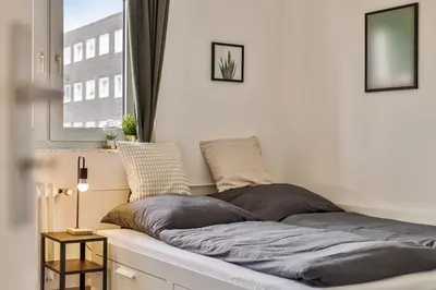 Ein Bett oder Betten in einem Zimmer der Unterkunft Arena trifft Domizil by CordisSky in direkter Umgebung zur Arena