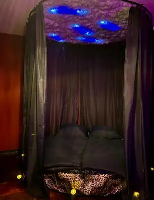 Ein Sitzbereich in der Unterkunft Suite mit Whirlpool, Sauna, Pole Dance und mehr