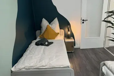 Ein Bett oder Betten in einem Zimmer der Unterkunft Geräumiges Apartment mit XXL Leinwand I Parkplatz I WiFi