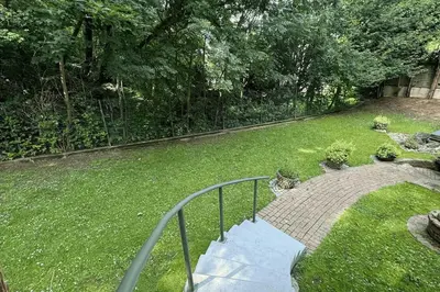 Ein Garten an der Unterkunft Geräumiges Apartment mit XXL Leinwand I Parkplatz I WiFi