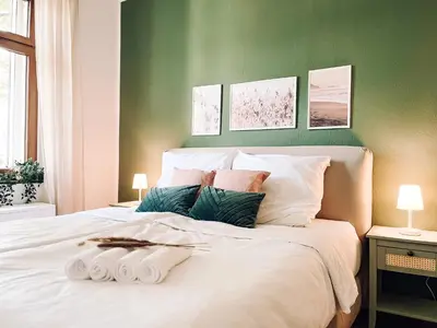 Ein Bett oder Betten in einem Zimmer der Unterkunft MARA Life&Work am Uni Klinikum Fitness & Ambilight TV