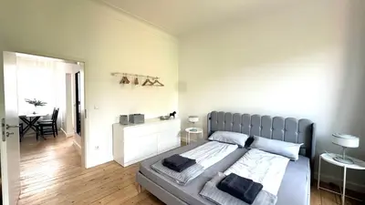 Ein Bett oder Betten in einem Zimmer der Unterkunft Apartment Savanna im historischen Stadtkern Linn in Krefeld, nähe Düsseldorf Messe, Airport, Parkmöglichkeiten direkt vor dem Haus