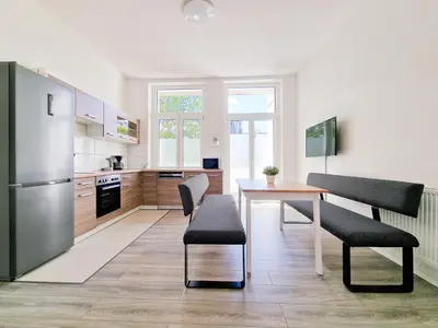 Küche/Küchenzeile in der Unterkunft Tolstov Apartments - 3 Zimmer Wohnungen mit Balkon - 15 Min zur Messe DUS