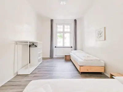 Ein Bett oder Betten in einem Zimmer der Unterkunft Tolstov Apartments - 3 Zimmer Wohnungen mit Balkon - 15 Min zur Messe DUS