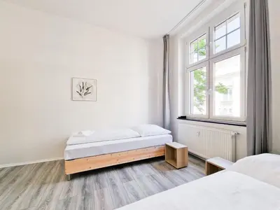 Ein Bett oder Betten in einem Zimmer der Unterkunft Tolstov Apartments - 3 Zimmer Wohnungen mit Balkon - 15 Min zur Messe DUS