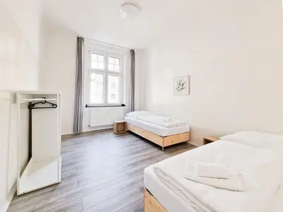 Ein Bett oder Betten in einem Zimmer der Unterkunft Tolstov Apartments - 3 Zimmer Wohnungen mit Balkon - 15 Min zur Messe DUS