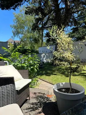 Ein Garten an der Unterkunft Ruhige Wohnung im Norden von Düsseldorf