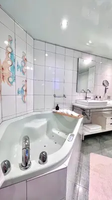Ein Badezimmer in der Unterkunft 90qm Designerwohnung mit Küche und Jacuzzi in DO-City