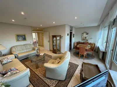 Ein Sitzbereich in der Unterkunft Zentrales Apartment für bis zu 5 Personen mit Balkon, Parkplatz, Waschmaschine & direkten Einkaufsmöglichkeiten