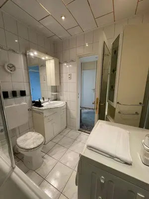 Ein Badezimmer in der Unterkunft Zentrales Apartment für bis zu 5 Personen mit Balkon, Parkplatz, Waschmaschine & direkten Einkaufsmöglichkeiten