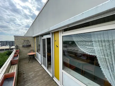 Ein Balkon oder eine Terrasse in der Unterkunft Zentrales Apartment für bis zu 5 Personen mit Balkon, Parkplatz, Waschmaschine & direkten Einkaufsmöglichkeiten
