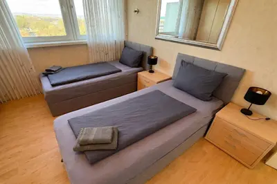 Ein Sitzbereich in der Unterkunft Zentrales Apartment für bis zu 5 Personen mit Balkon, Parkplatz, Waschmaschine & direkten Einkaufsmöglichkeiten