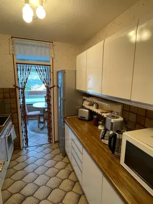 Küche/Küchenzeile in der Unterkunft Zentrales Apartment für bis zu 5 Personen mit Balkon, Parkplatz, Waschmaschine & direkten Einkaufsmöglichkeiten
