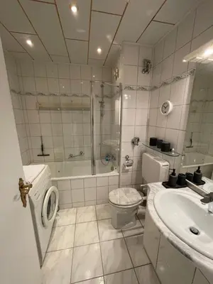 Ein Badezimmer in der Unterkunft Zentrales Apartment für bis zu 5 Personen mit Balkon, Parkplatz, Waschmaschine & direkten Einkaufsmöglichkeiten
