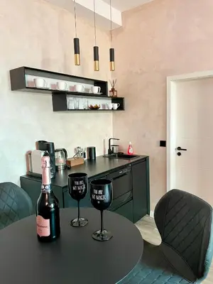 Getränke in der Unterkunft Aura Apartment und Spa Oberhausen