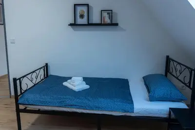 Ein Bett oder Betten in einem Zimmer der Unterkunft Moderne Ferienwohnung in Gelsenkirchen-Schalke für 1 bis 7 Personen mit Terrasse, ideal für Gruppen & Stadionbesuche