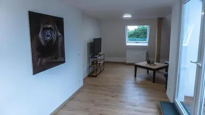 TV/Unterhaltungsangebot in der Unterkunft Moderne Ferienwohnung in Gelsenkirchen-Schalke für 1 bis 7 Personen mit Terrasse, ideal für Gruppen & Stadionbesuche