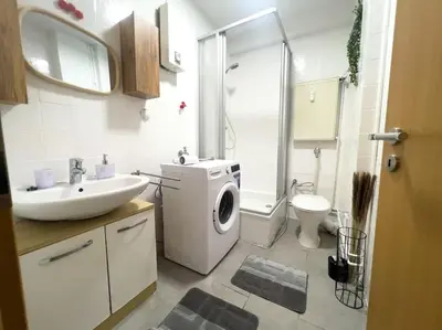 Ein Badezimmer in der Unterkunft Livemore24 - Apartment 5 in Duisburg WLAN - Smart-TV - 24-7 Check-in und Küche