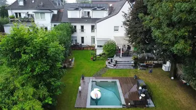 Der Swimmingpool an oder in der Nähe von Moers City Apartments OG