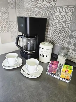 Kaffee-/Teezubehör in der Unterkunft Modern Homes - Voll ausgestatte Wohnung - Balkon - Hotelbetten - 4K TV - WLAN