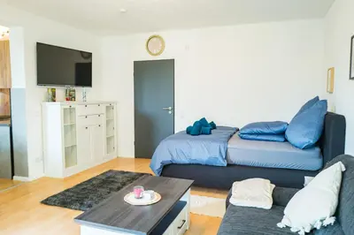 Ein Sitzbereich in der Unterkunft M-14 Komfortable Wohnung 10 Min bis Moviepark