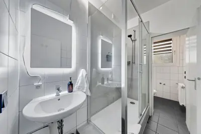 Ein Badezimmer in der Unterkunft Apartment Düsseldorf 100QM, 6 Personen, Balkon, Messe, Küche