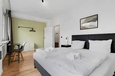 Ein Bett oder Betten in einem Zimmer der Unterkunft Apartment Düsseldorf 100QM, 6 Personen, Balkon, Messe, Küche